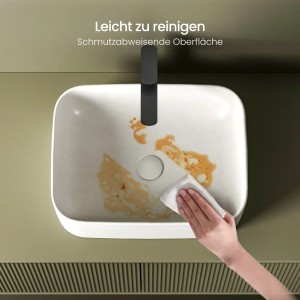 Reinigung eines weißen, matten Emke Aufsatzwaschbeckens aus Keramik.