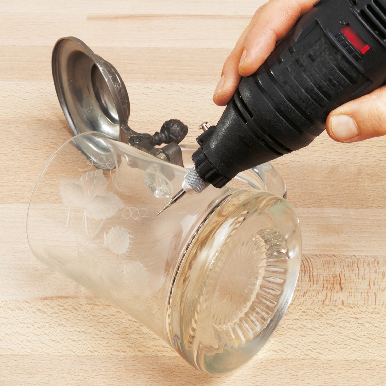 LUX Minitool beim Gravieren eines Bierkrugs. 140-teiliges Zubehör-Set für filigrane Arbeiten.