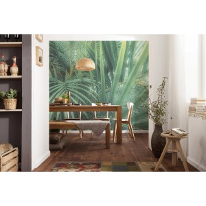 Komar Vliestapete Foggy Fern im Esszimmer mit tropischem Blätter-Motiv.