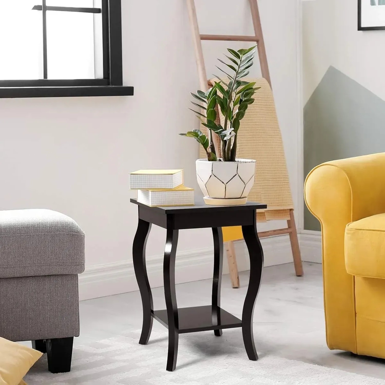 Brauner Nachttisch mit geschwungenen Beinen und unterer Ablage. Modernes Design, ideal als Sofatisch im Wohnzimmer.