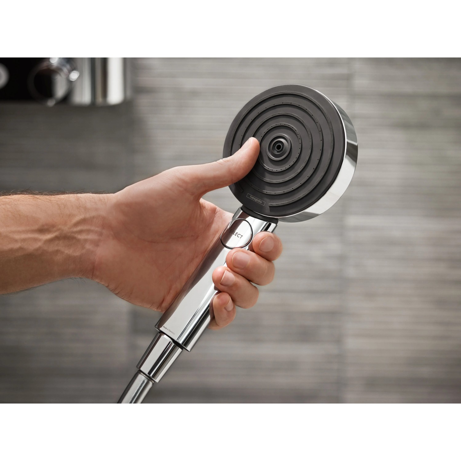 Hansgrohe Pulsify Select S 105 Handbrause Chrom mit 3 Strahlarten in der Hand gehalten.