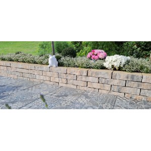 Diephaus Mauerstein Menhire Muschelkalk Gartenmauer mit Pflanzen und Dekoration.