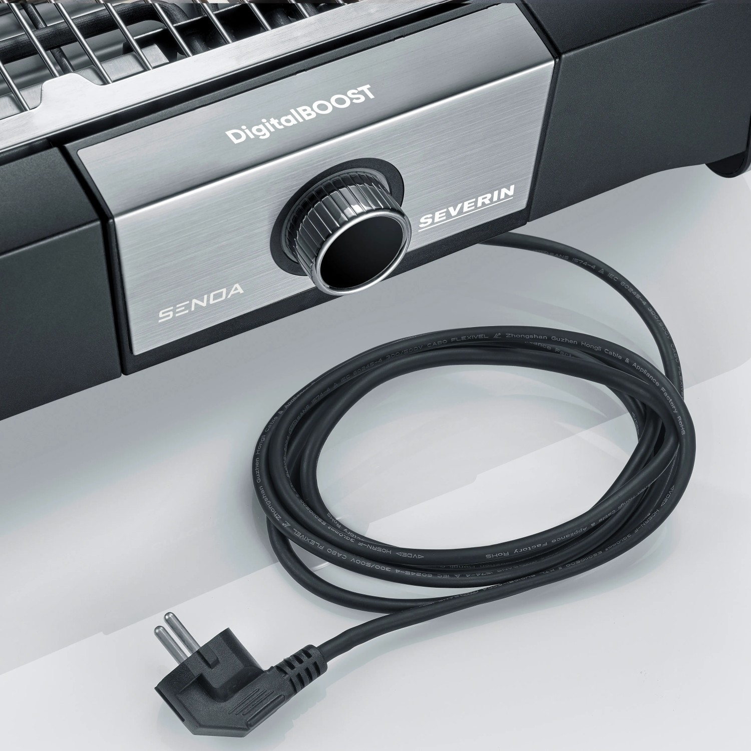 Detailaufnahme Severin Tischgrill PG 8114 SENOA DigitalBOOST mit Kabel und Stecker.