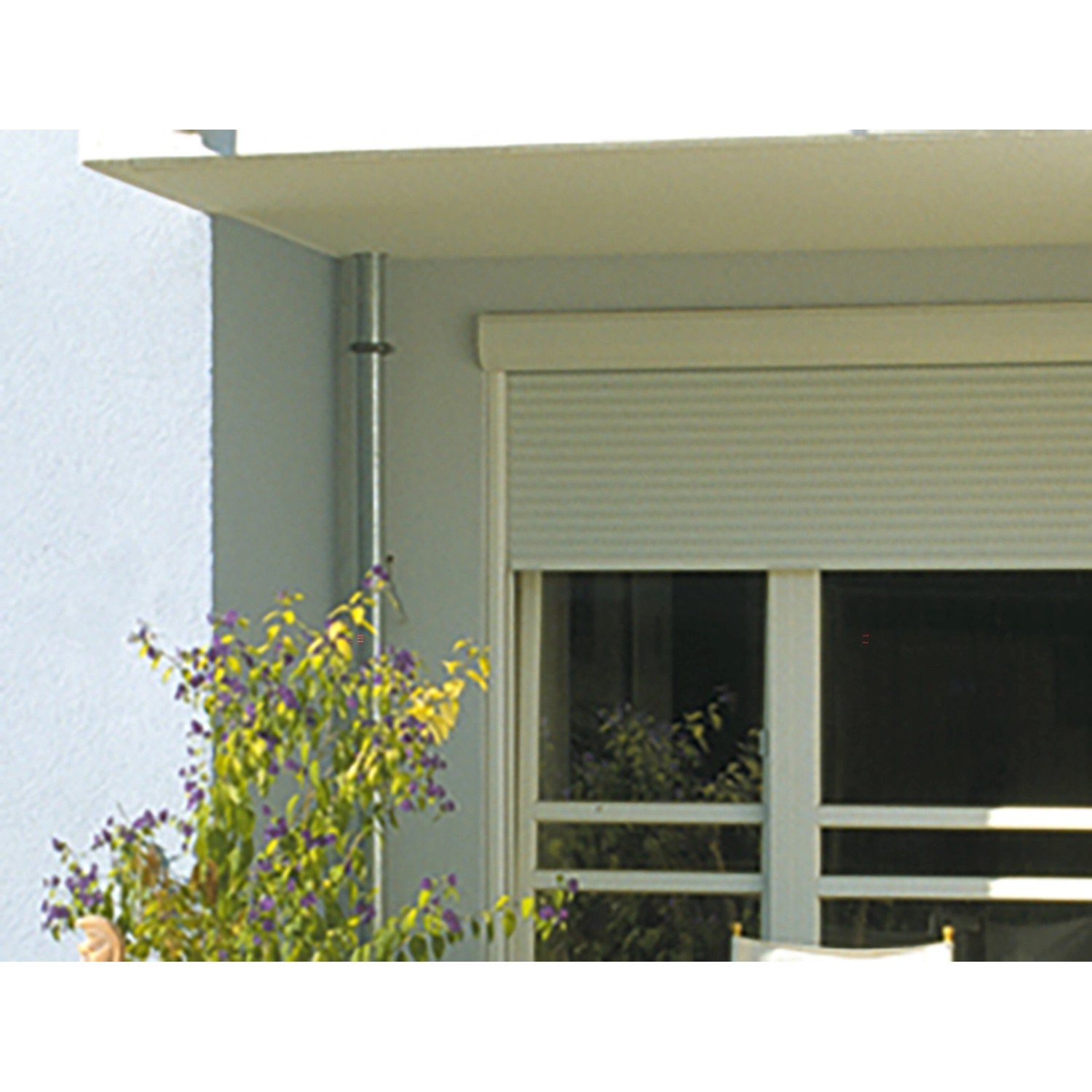 Grauer Schellenberg Rolladenpanzer Mini (120x140cm) am Fenster eines Hauses.