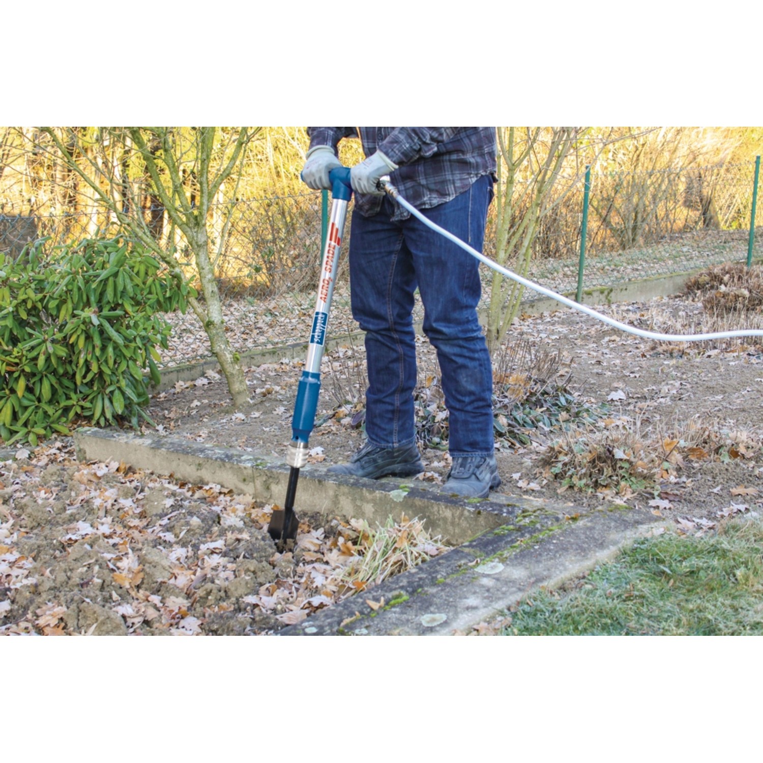 Scheppach Aero² Spade Druckluftspaten im Einsatz im Garten. Zubehör für Kompressoren.
