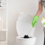 Schwarzer Kunststoff WC-Bürstenkopf reinigt Toilette. Person mit Handschuhen für Bad-Hygiene.