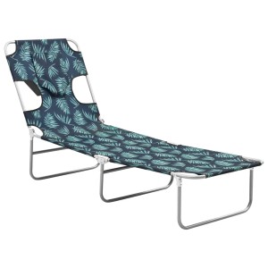 Klappbare Sonnenliege mit Blattmuster und Kopfkissen. Ideal für Garten und Strand.