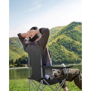 Entspannter Mann im schwarzen Songmics Campingstuhl-Set vor Bergkulisse.