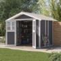 Grosfillex Kunststoff-Gartenhaus Deco 4,9 in Dunkelgrau mit geöffneten Doppeltüren und Regalen.
