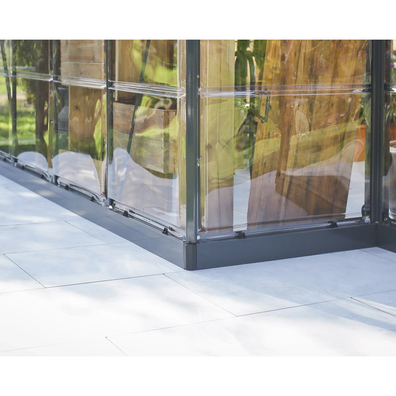 Detailaufnahme des Palram Canopia Gewächshauses Victory Orangerie mit transparenten Polycarbonat-Paneelen.
