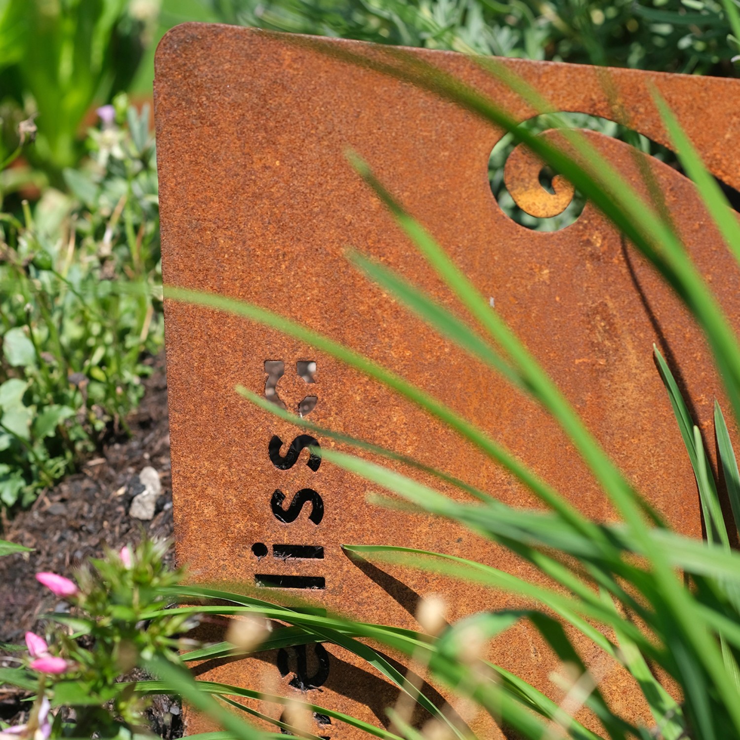 Detailaufnahme der Bellissa Kräuterspirale aus Cortenstahl mit Rostpatina und Bepflanzung.