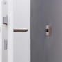Wagner Wandtürstopper EH51617 in Edelstahl-Optik an grauer Wand neben Tür.
