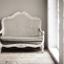 Beige-braune Vliestapete Uni (FSC®) an Wand hinter antikem Sofa.