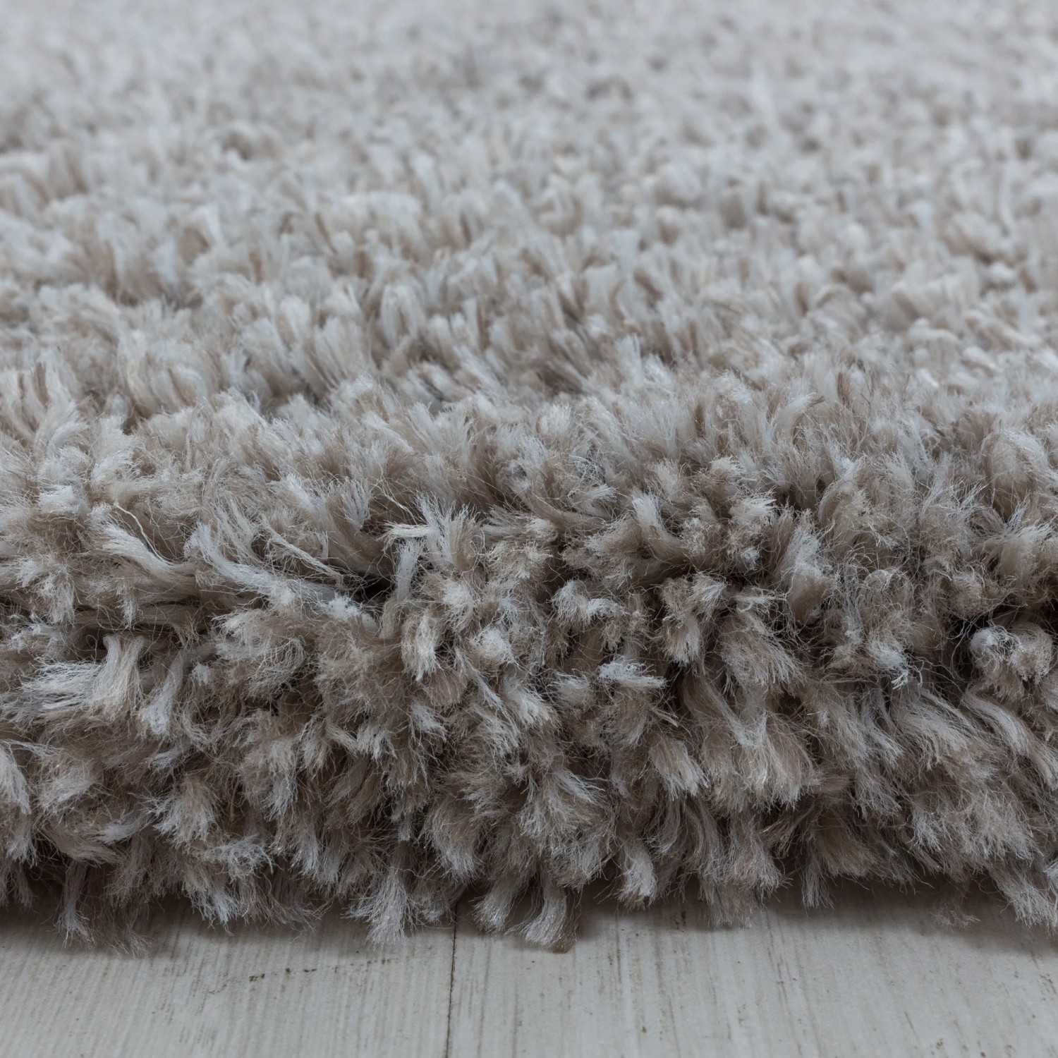 Detailaufnahme: Beiger Ayyildiz Hochflorteppich Fluffy 3500, 120x170 cm. Weicher Shaggy Teppich.