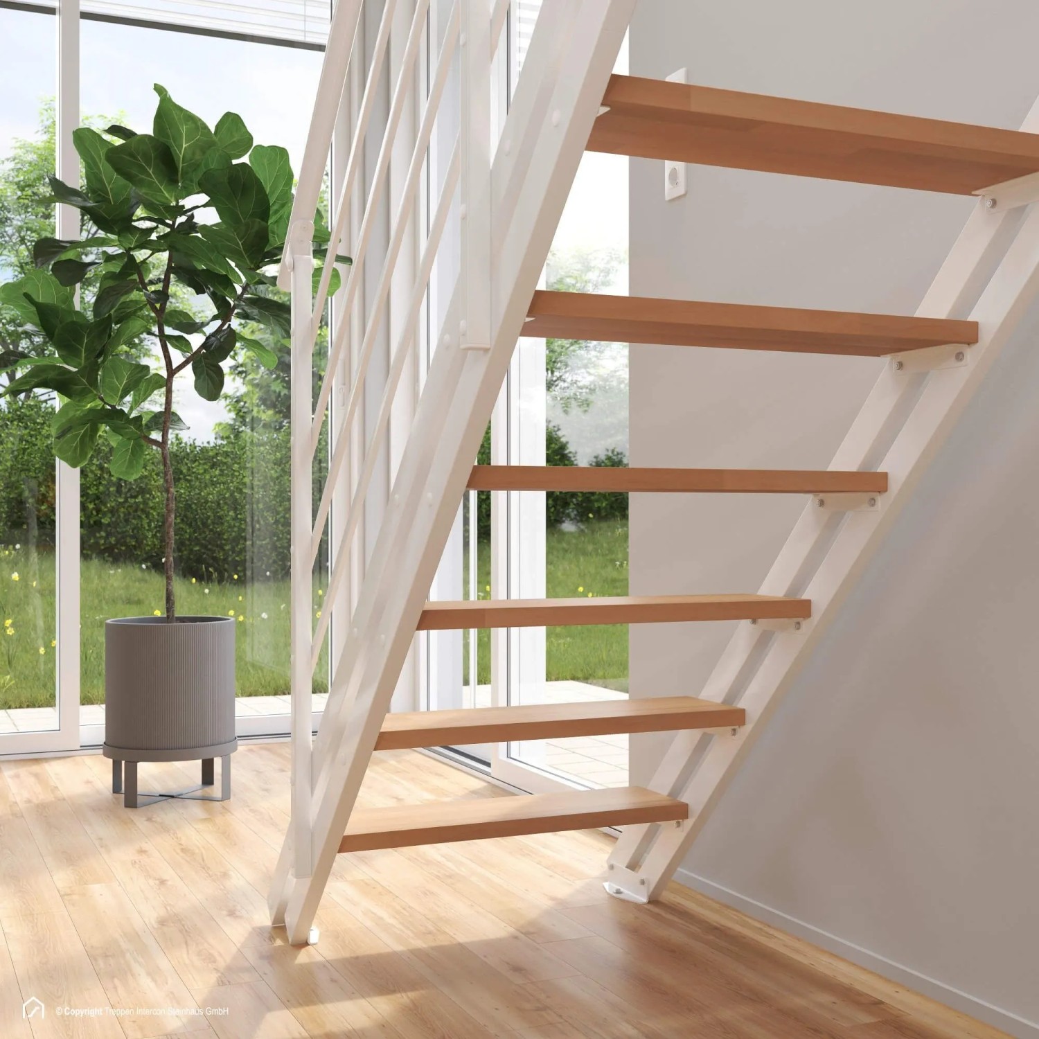 Intercon Raumspartreppe London: 13 helle Buchenstufen, weiße Stahlwange. Moderne Innentreppe ohne Geländer, 50 cm Stufenbreite.