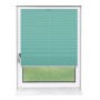 Türkisfarbenes Plissee Basic 90x210 cm, blickdicht, ohne Bohren am Fenster montiert.