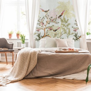 Fototapete Vogelmuster Grau/Grün/Rosa/Braun im Schlafzimmer. PROFHOME Vliestapete mit floralem Design.