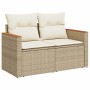 Beige 6-tlg. Garten-Sofagarnitur aus Rattan mit cremeweißen Kissen und Akazienholz-Armlehnen.