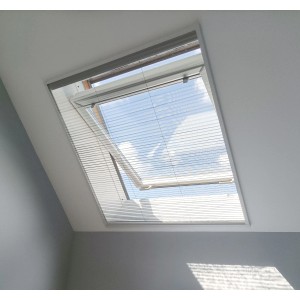 Avosdim Insektenschutzrollo Plissee für Dachfenster, weißer Rahmen, graues Netz.