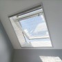 Avosdim Insektenschutzrollo Plissee für Dachfenster, weißer Rahmen, graues Netz.