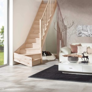 Intercon Casablanca Holztreppe aus Fichte, naturbelassen, rechtsgewendelt, mit Setzstufen und Geländer im Wohnzimmer.