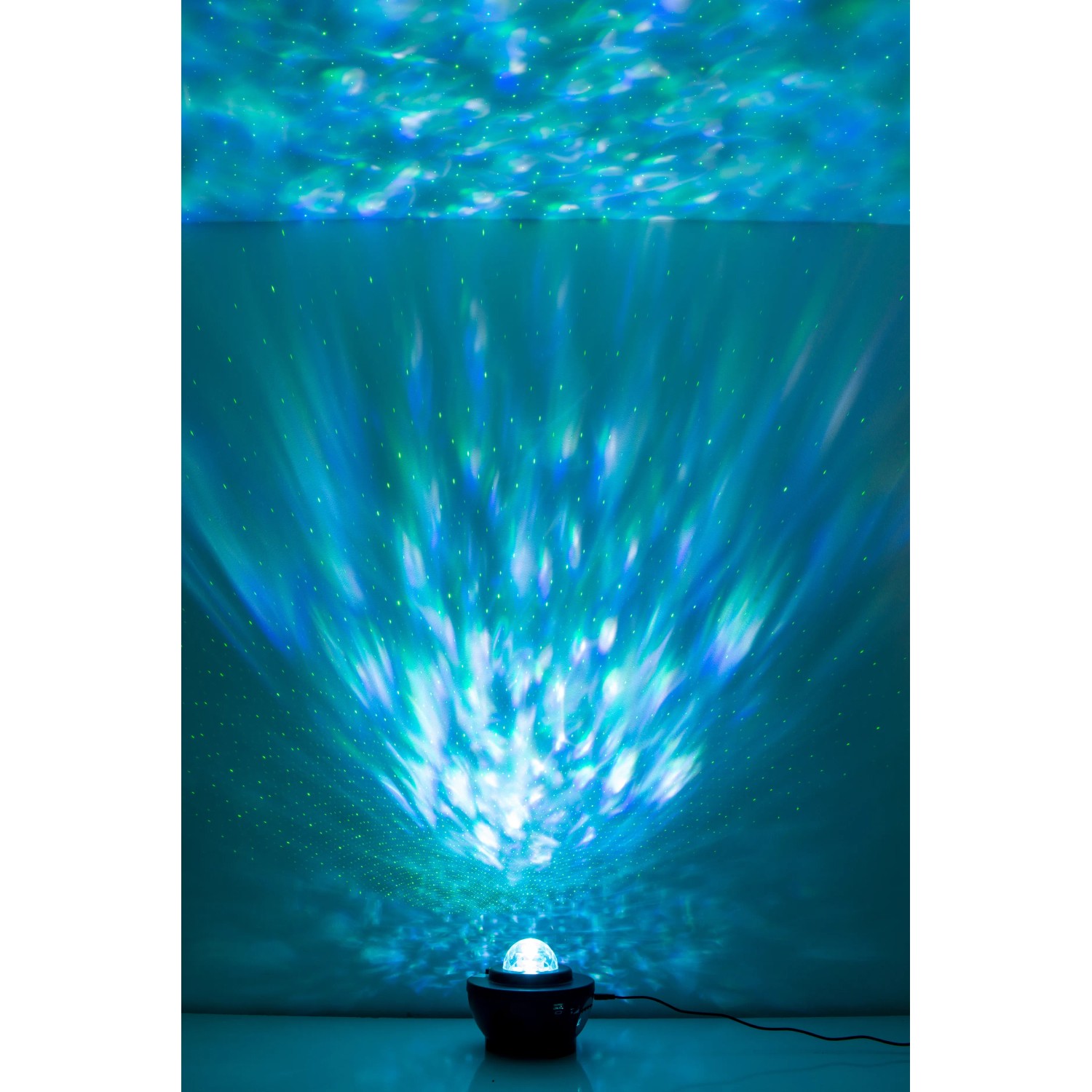 Näve LED-Tischlampe mit Galaxy/Wasser-Effekt. Atmosphärische Beleuchtung mit blauem Sternenhimmel und Wellen.