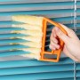 Avosdim Reinigungsbürste für Jalousien mit 25 mm Lamellen im Einsatz.