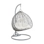 Grauer Vente-unique Cayambe Hängesessel aus Polyrattan für 2 Personen mit weißen Kissen und Standfuß.