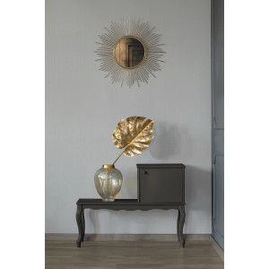 Graue Vliestapete Uni FSC® an Wand mit Deko-Elementen wie Spiegel und Vase.