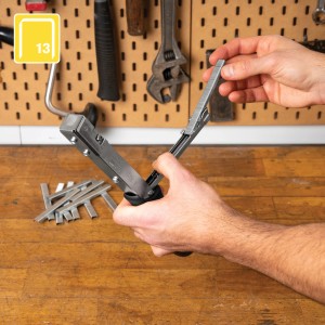 Rapid Hammertacker R19 beim Nachladen von Feindrahtklammern.