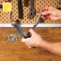 Rapid Hammertacker R19 beim Nachladen von Feindrahtklammern.