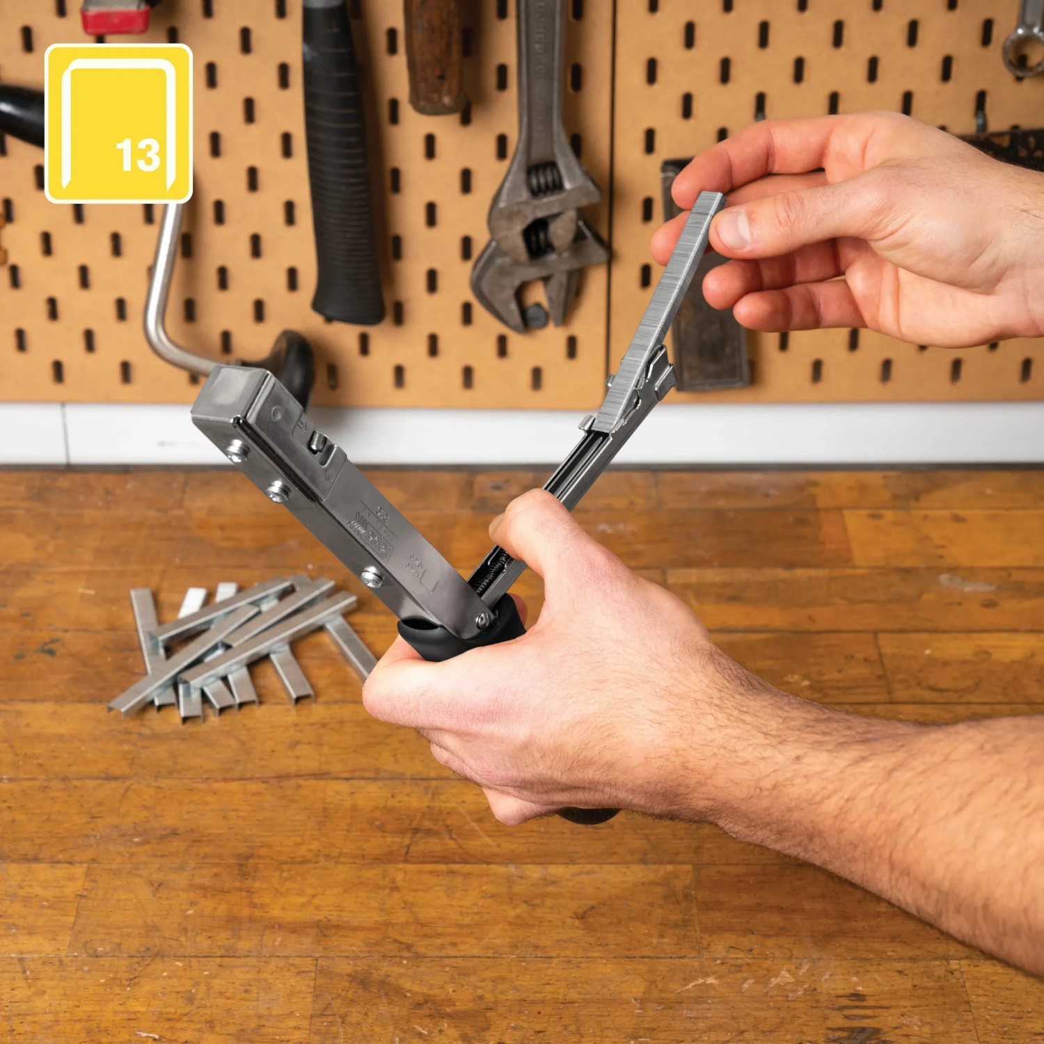 Rapid Hammertacker R19 beim Nachladen von Feindrahtklammern.