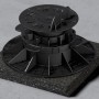 GS Gummipad alukaschiert (200x200x5mm) unter einem schwarzen Stellfuß für Terrassendielen.