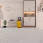 Heller Raum mit Check One Click-Vinylboden Agora Marmor in Marmoroptik.