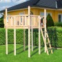 WEKA Aussichtsplattform Cave aus naturbelassenem Holz mit Leiter im Garten.
