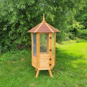 Sechseckige Promadino Vogelvoliere aus Holz mit Bitumendach im Garten.