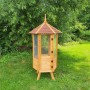 Sechseckige Promadino Vogelvoliere aus Holz mit Bitumendach im Garten.