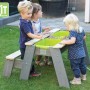 EXIT Aksent Sand-, Wasser- und Picknicktisch mit Kindern beim Spielen im Garten.