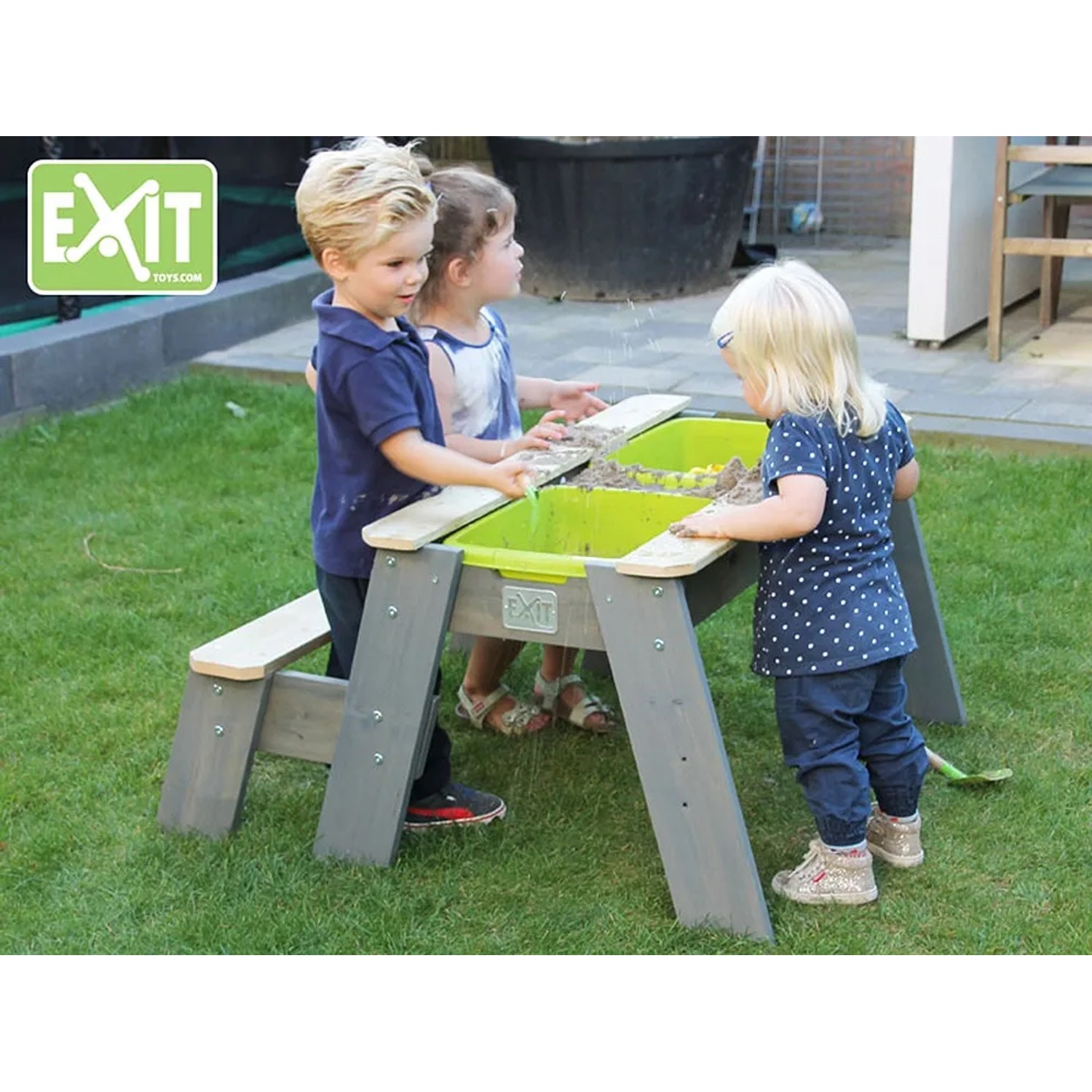 EXIT Aksent Sand-, Wasser- und Picknicktisch mit Kindern beim Spielen im Garten.
