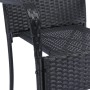 Detailaufnahme: Schwarzer Polyrattan Gartenstuhl Yoro mit Armlehne, stapelbar.