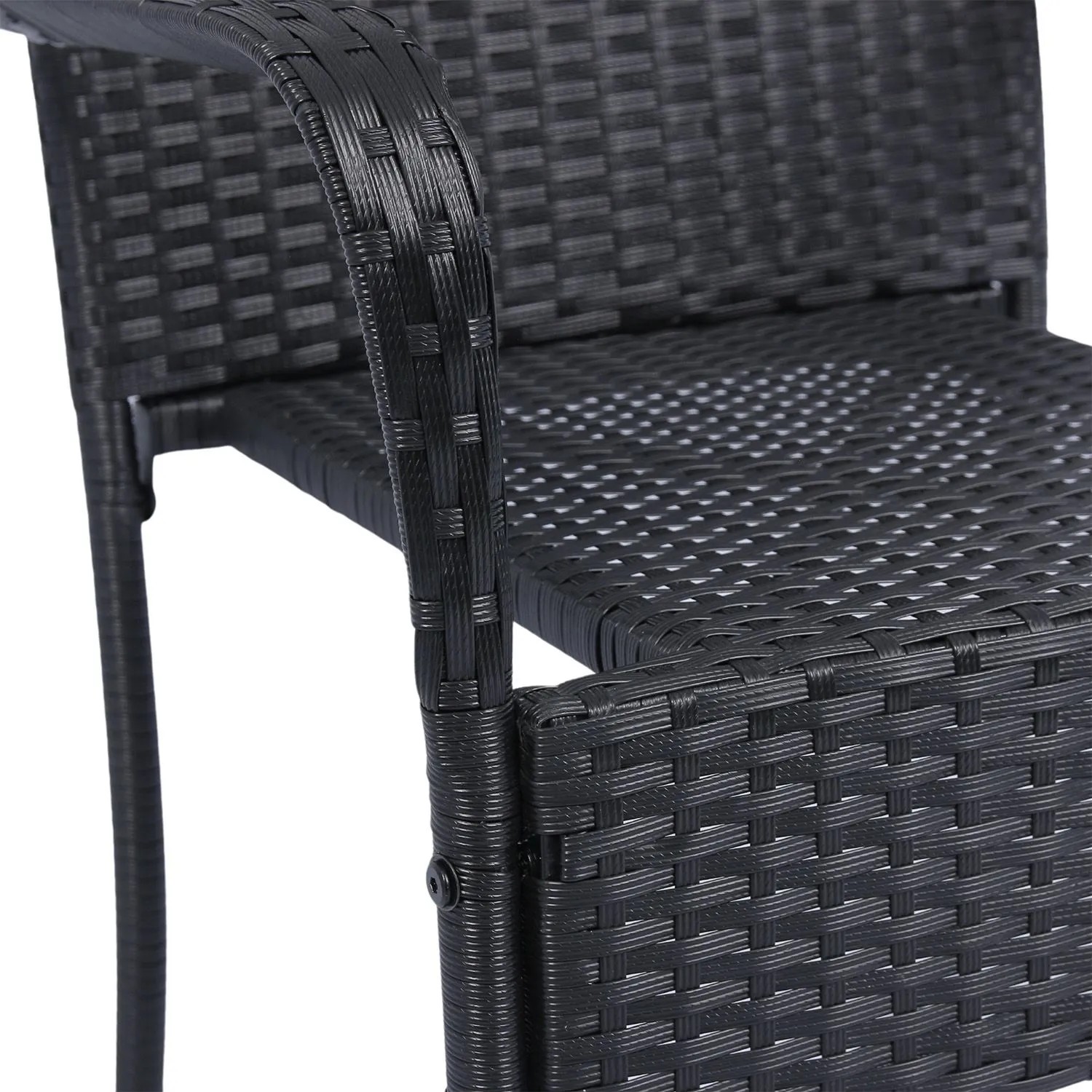 Detailaufnahme: Schwarzer Polyrattan Gartenstuhl Yoro mit Armlehne, stapelbar.