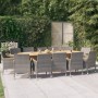 Graue 13-tlg. Garten-Essgruppe mit Akazientisch und Rattanstühlen mit Kissen im Garten.