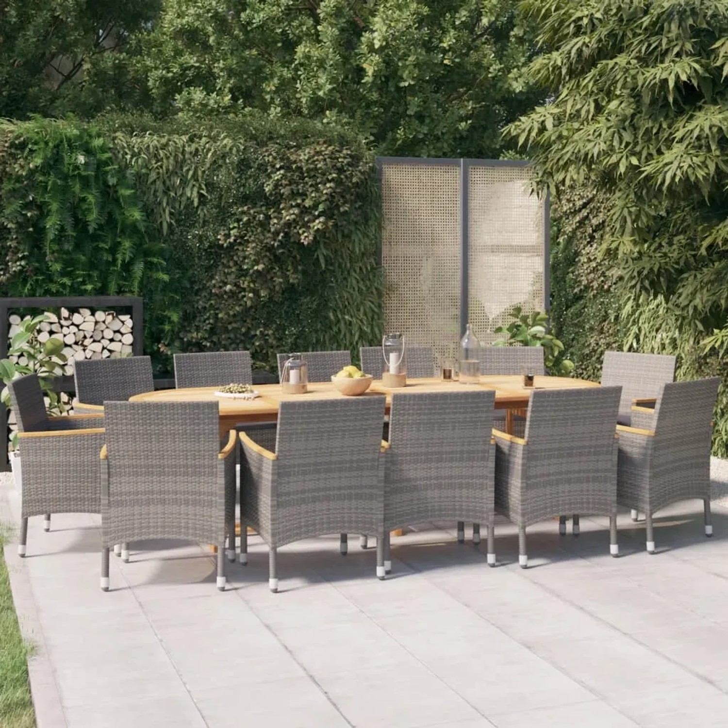 Graue 13-tlg. Garten-Essgruppe mit Akazientisch und Rattanstühlen mit Kissen im Garten.