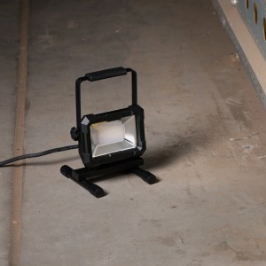 Schwarze LED-Arbeitsleuchte (30 W, 2500 lm) mit Tragegriff und IP65-Schutz.