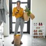 Weißes, stapelbares Schuhregal aus Spanplatte mit mehreren Ablagen im Flur, ordentlich mit Schuhen bestückt.