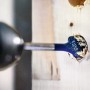 Bosch Flachfräsbohrer Expert bohrt Loch in Holz. Fräsbohrer Set für schnelles Bohren.