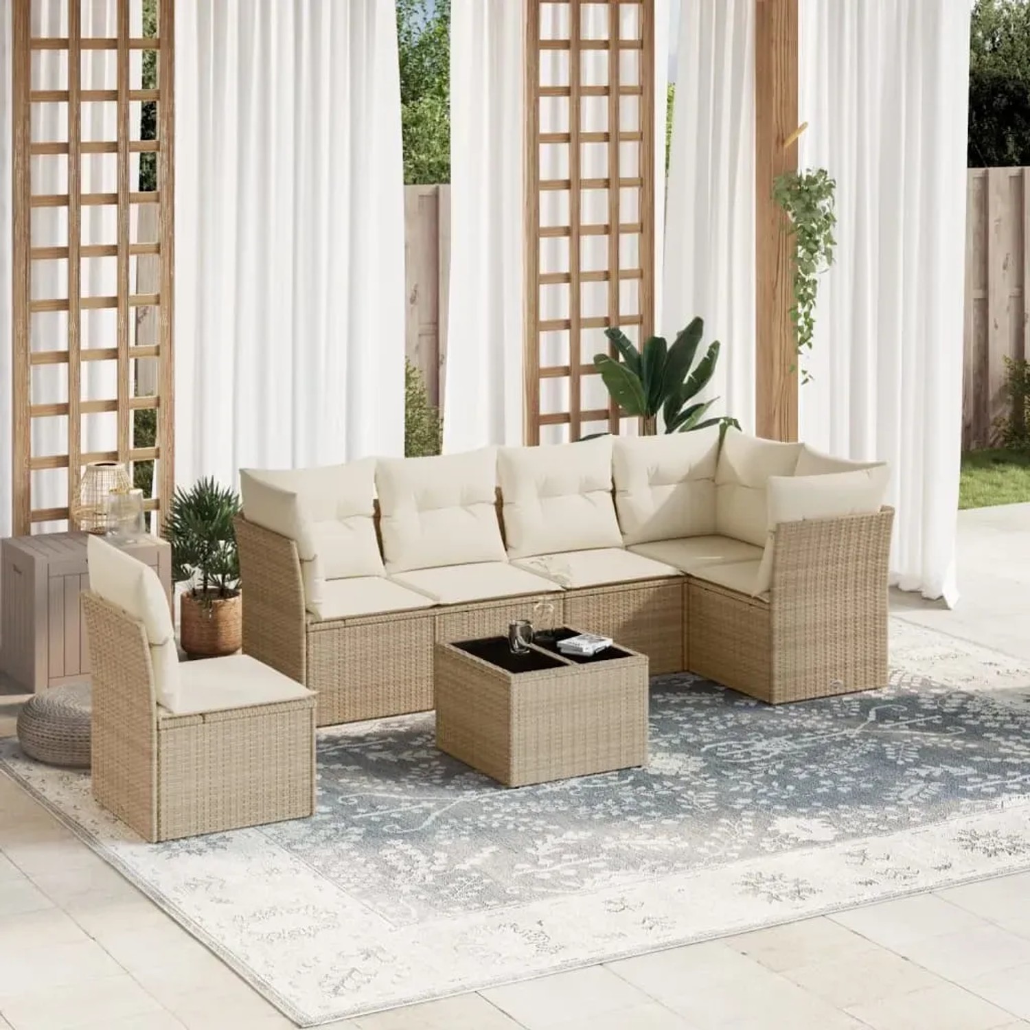Beige 7-tlg. vidaXL Garten-Sofagarnitur aus Rattan mit cremeweißen Kissen auf Terrasse.