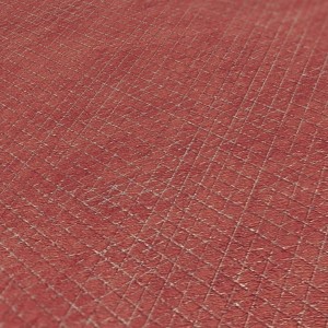 Rote Vliestapete mit geometrischem Muster und Metallic-Effekt für Wohnräume.