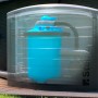 Steinbach Pool Technikbox mit Pooltechnik im transparenten Technikhaus neben Pool.