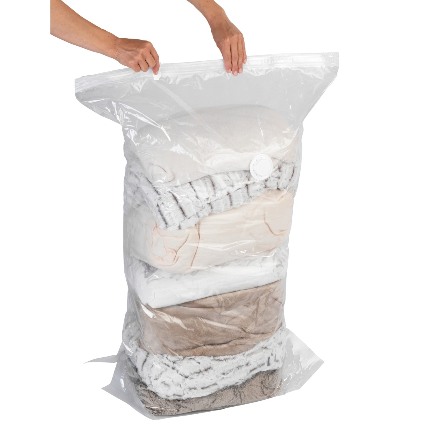 Gefüllter Wenko Vakuum-Beutel Cube L (70x100x35cm) zur textilen Aufbewahrung.